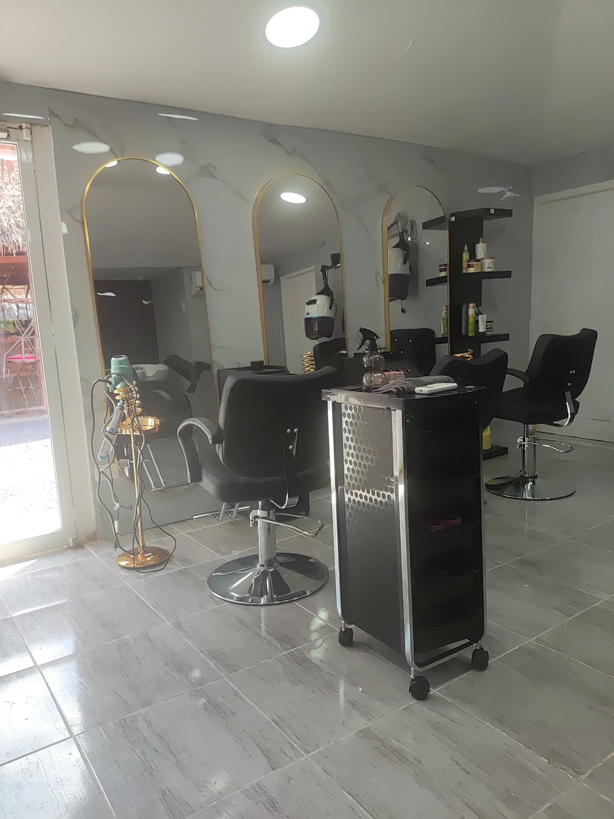 MERI SALON - Imagen 1