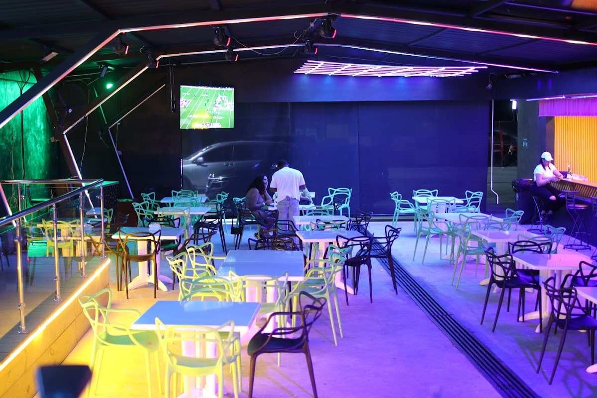 Terraza Bar Y Car Wash Paseo De Las Palmas - Imagen 3