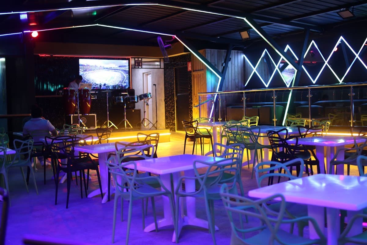 Terraza Bar Y Car Wash Paseo De Las Palmas - Imagen 1