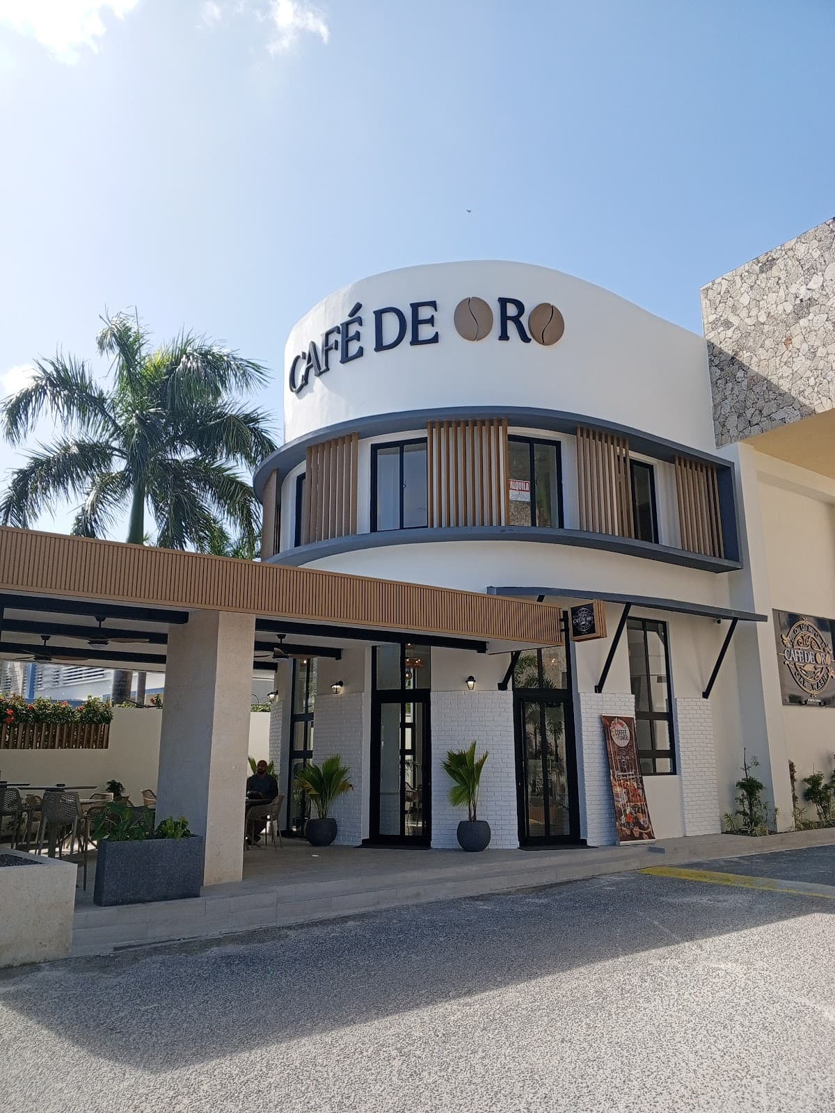 CAFE DE ORO PUNTA CANA & CAR WASH - Imagen 1