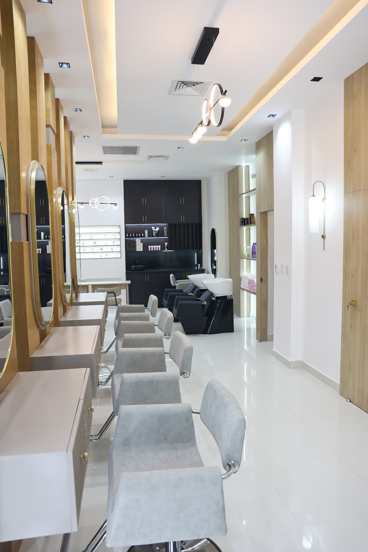 Emily Beauty Salon & Hair Extension Center - Imagen 2
