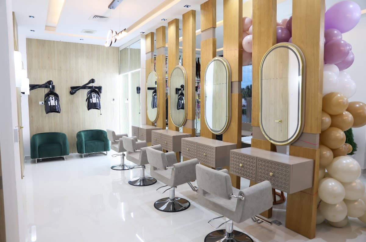 Emily Beauty Salon & Hair Extension Center - Imagen 1