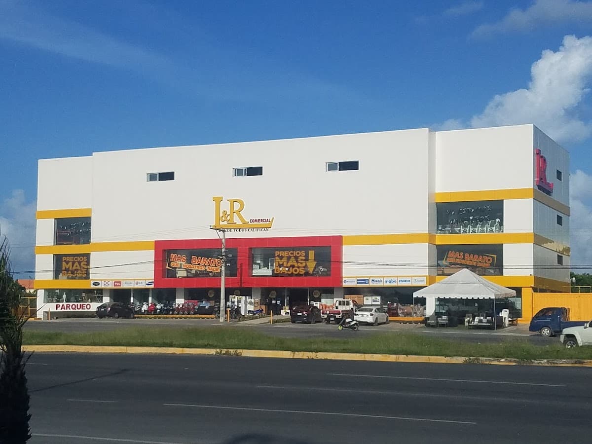 L&R Comercial Bávaro - Imagen 1