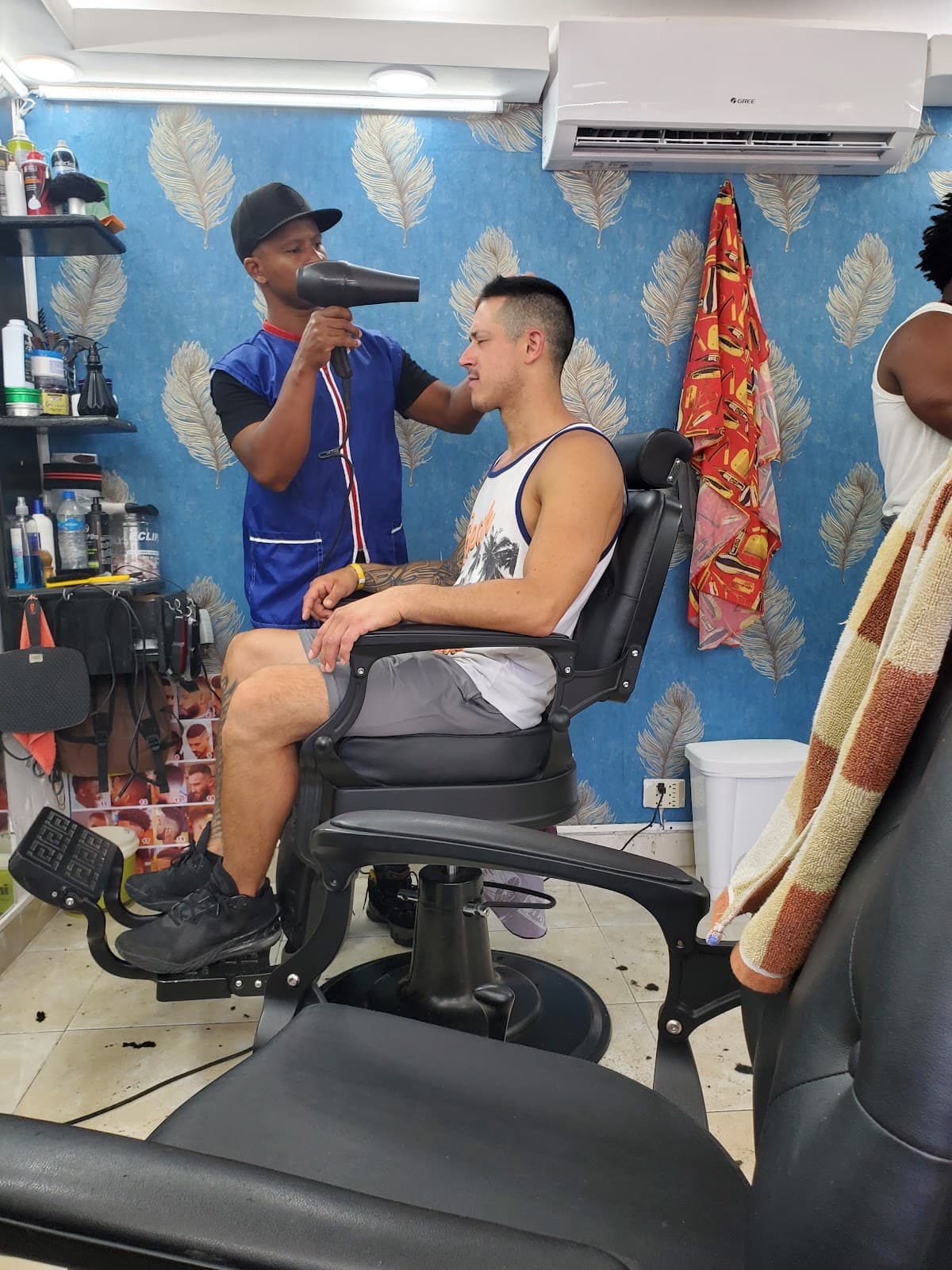 Adonis Barber Shop HOOKA y Más - Imagen 1