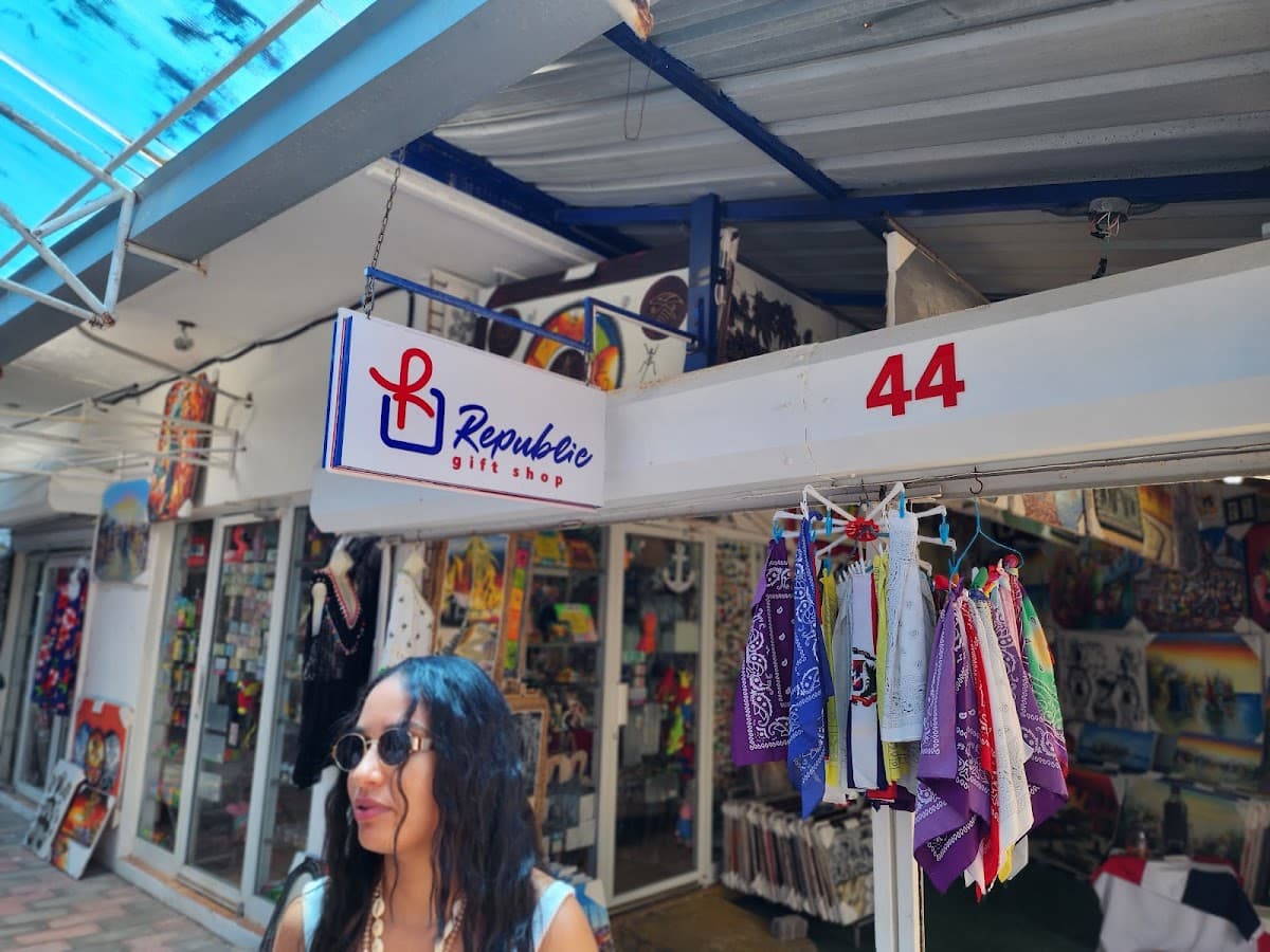 Republic Gift Shop - Imagen 1